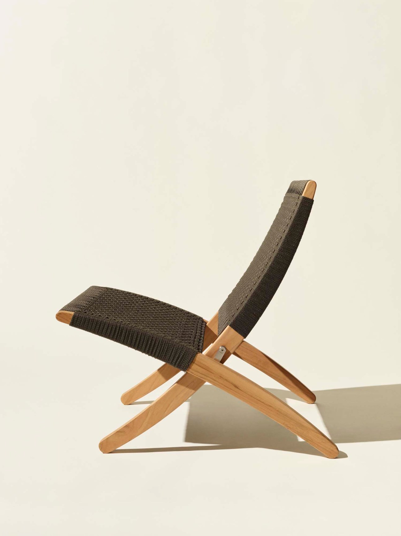 MG501 Cuba Chair by Carl Hansen & Søn with wooden frame and dark fabric seat
