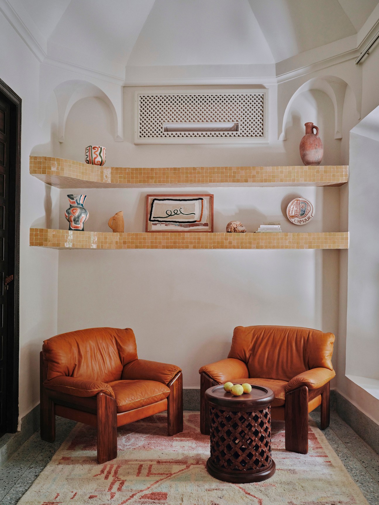 Guest room sitting area