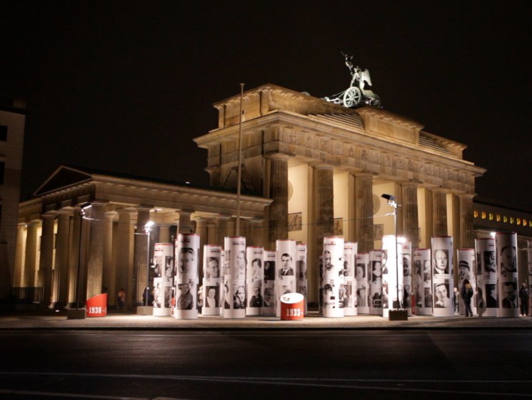 Brandenburg gate at night