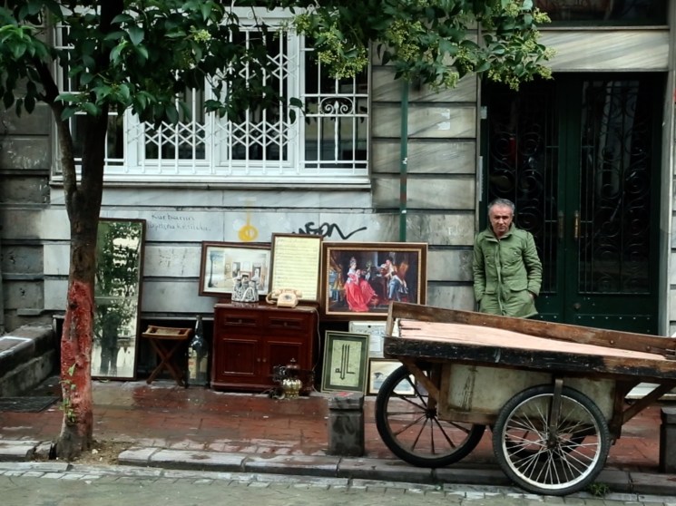 A man selling bric-a-brac in the streets of Istanbul.