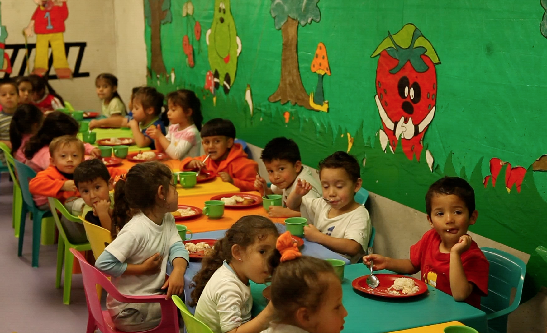 children having lunch