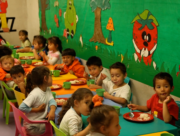 children having lunch