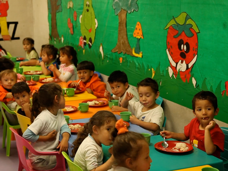 children having lunch