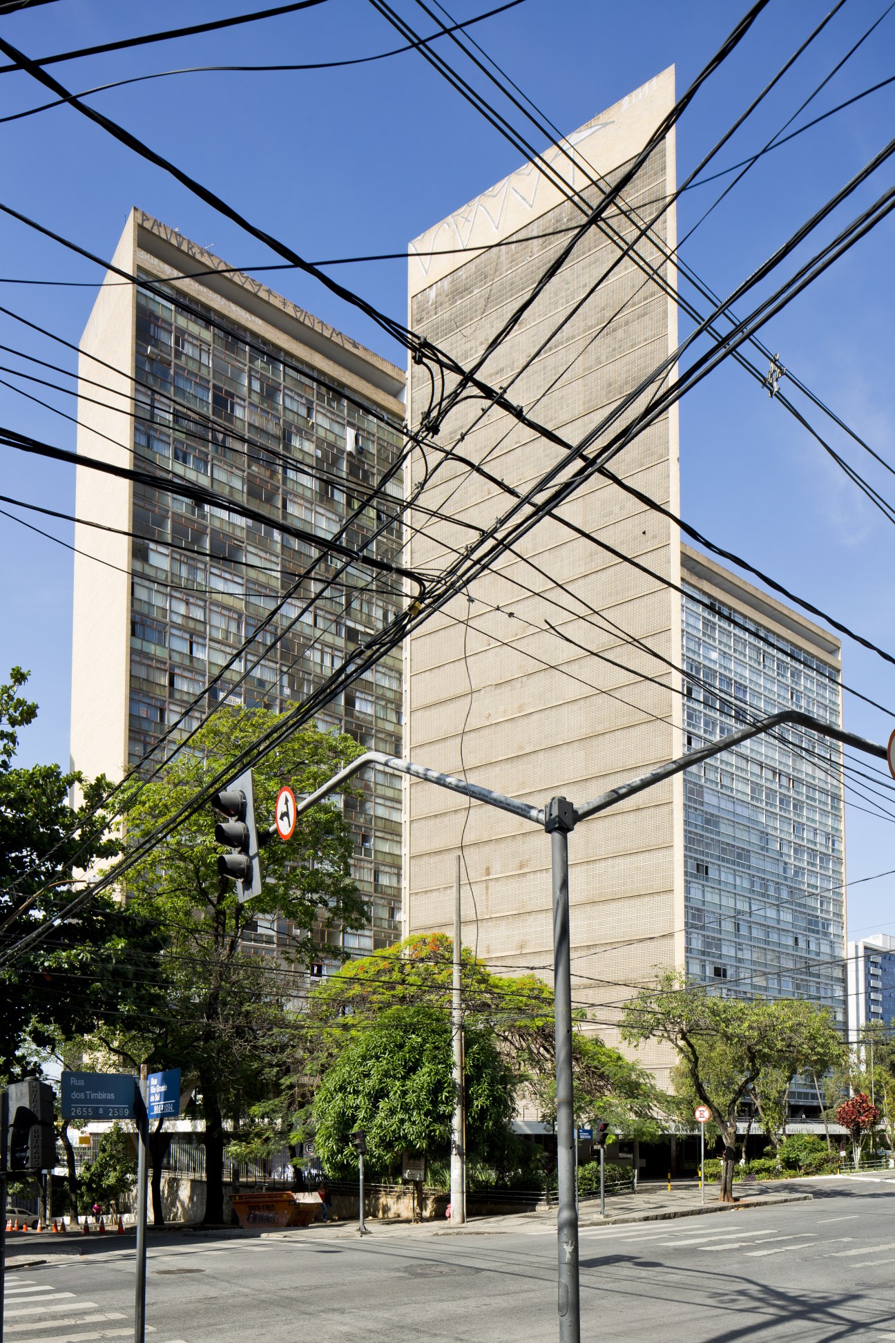 Oscar Niemeyer's JK Building, a modernist high-rise with glass facade and two apartment towers in Belo Horizonte, Brazil.