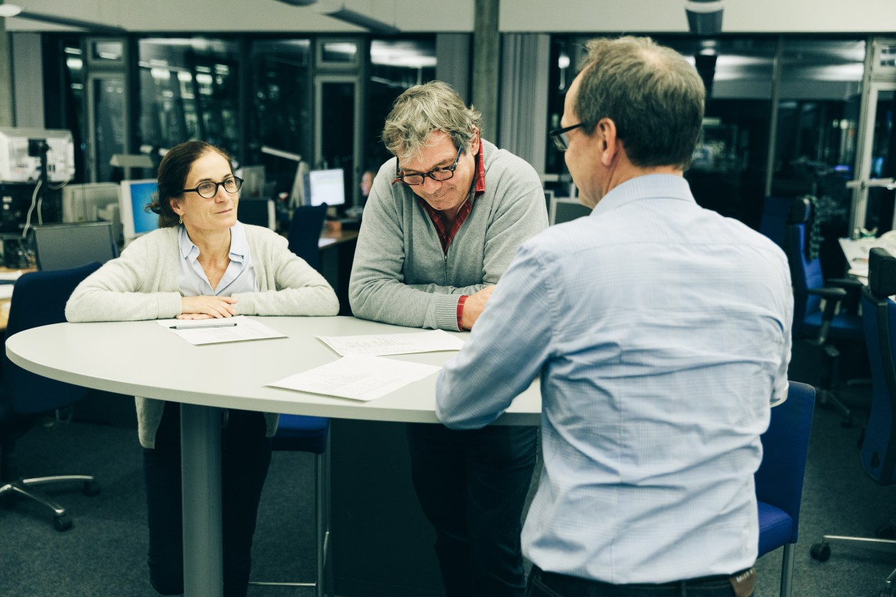 Three ARD-Aktuell editors Carmen Jakobs, Stephan Ziegenhagen and Dr Kai Gniffke discuss news planning at a round table in the Hamburg newsroom.
