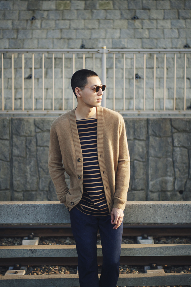 Smart casual outfit with cardigan, jeans and sunglasses