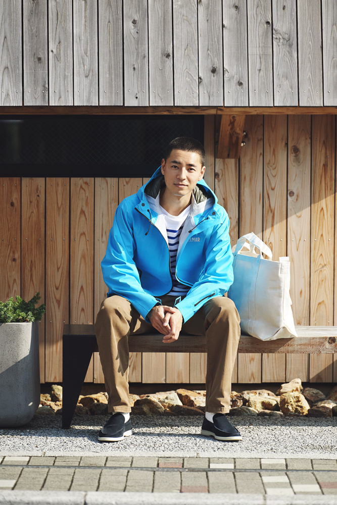 Casual ensemble with jacket, t-shirt, trousers and accessories