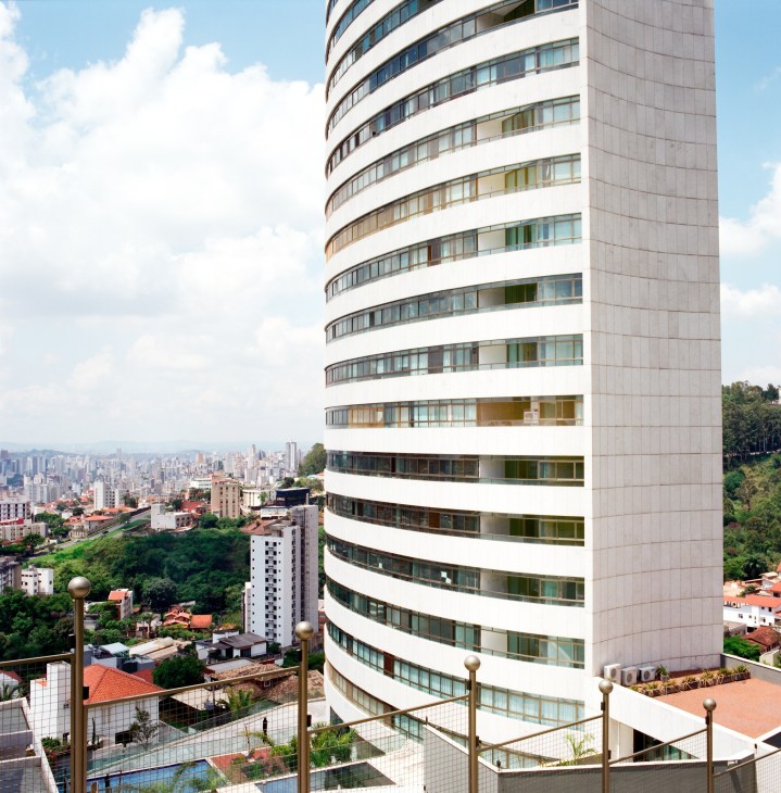 Gustavo Penna's curved white Edifício Zodíaco tower overlooks Belo Horizonte's hillside neighborhoods and cityscape.