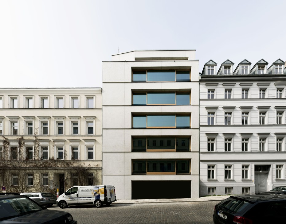 The Monohaus concrete townhouse stands between 19th-century buildings on a Berlin street.