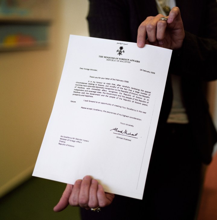 Person holding a diplomatic letter from the Maldives Minister of Foreign Affairs recognizing Kosovo's sovereignty, dated February 19, 2009.