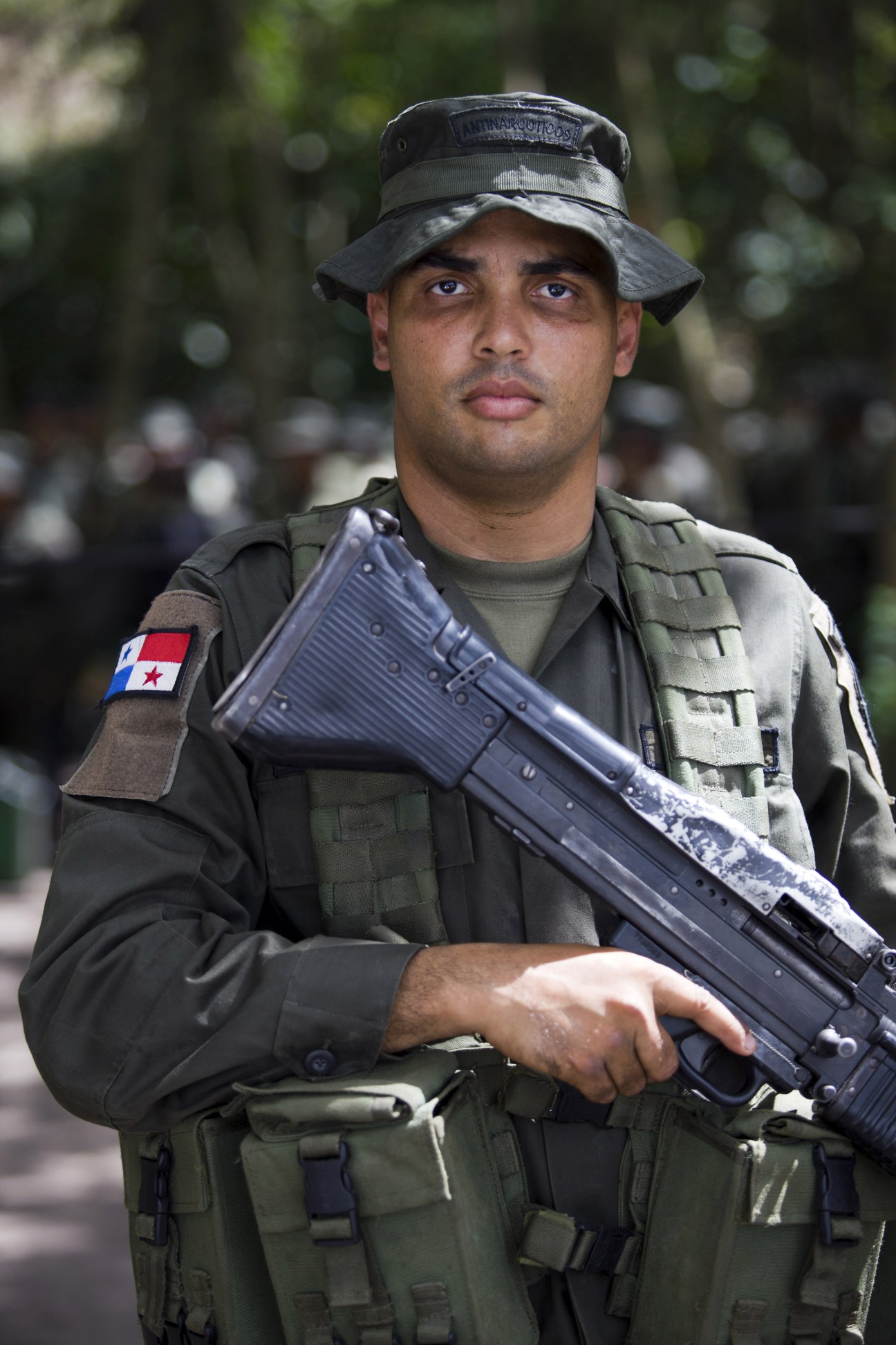 Panamanian police officer in tactical gear holding an assault rifle during Jungla training.