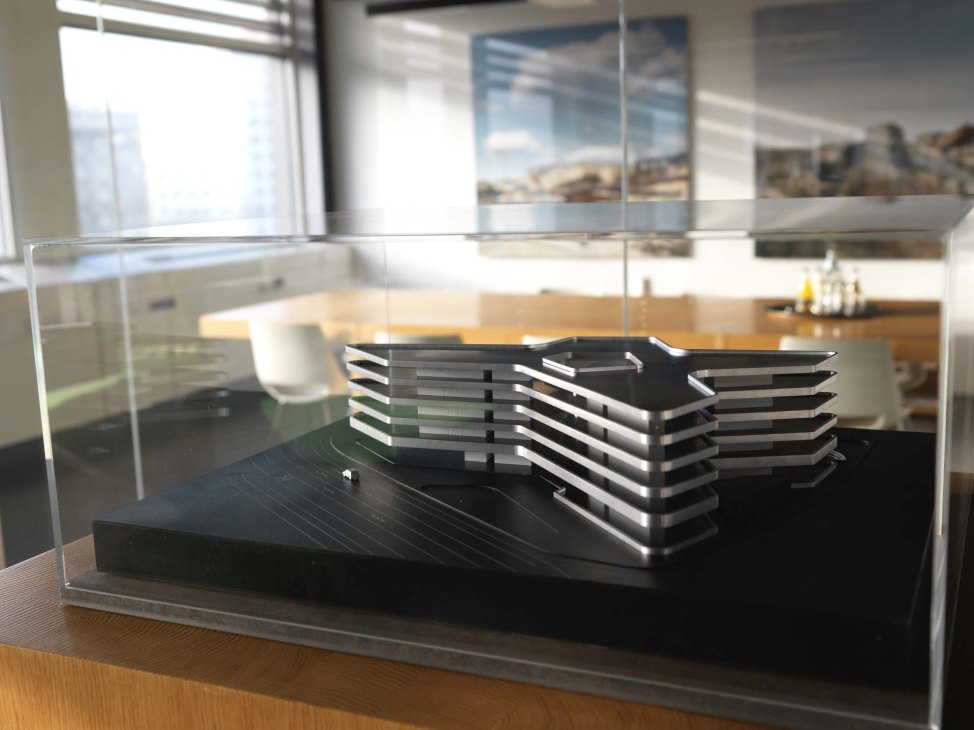 Architectural model of the Provincial Government Office in Erlangen displayed in a glass case.
