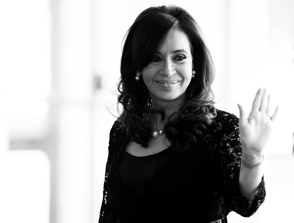 Black and white portrait of Cristina Fernández de Kirchner, Argentina's president, smiling at the camera.