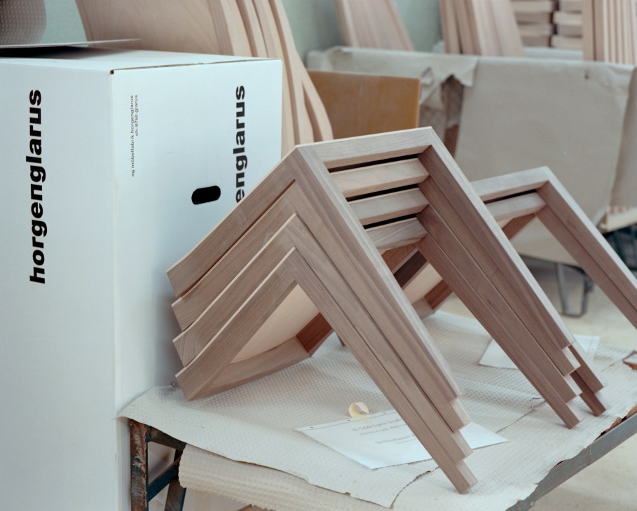 Horgenglarus Miro chair models in cherrywood and beech wood displayed next to a branded box.