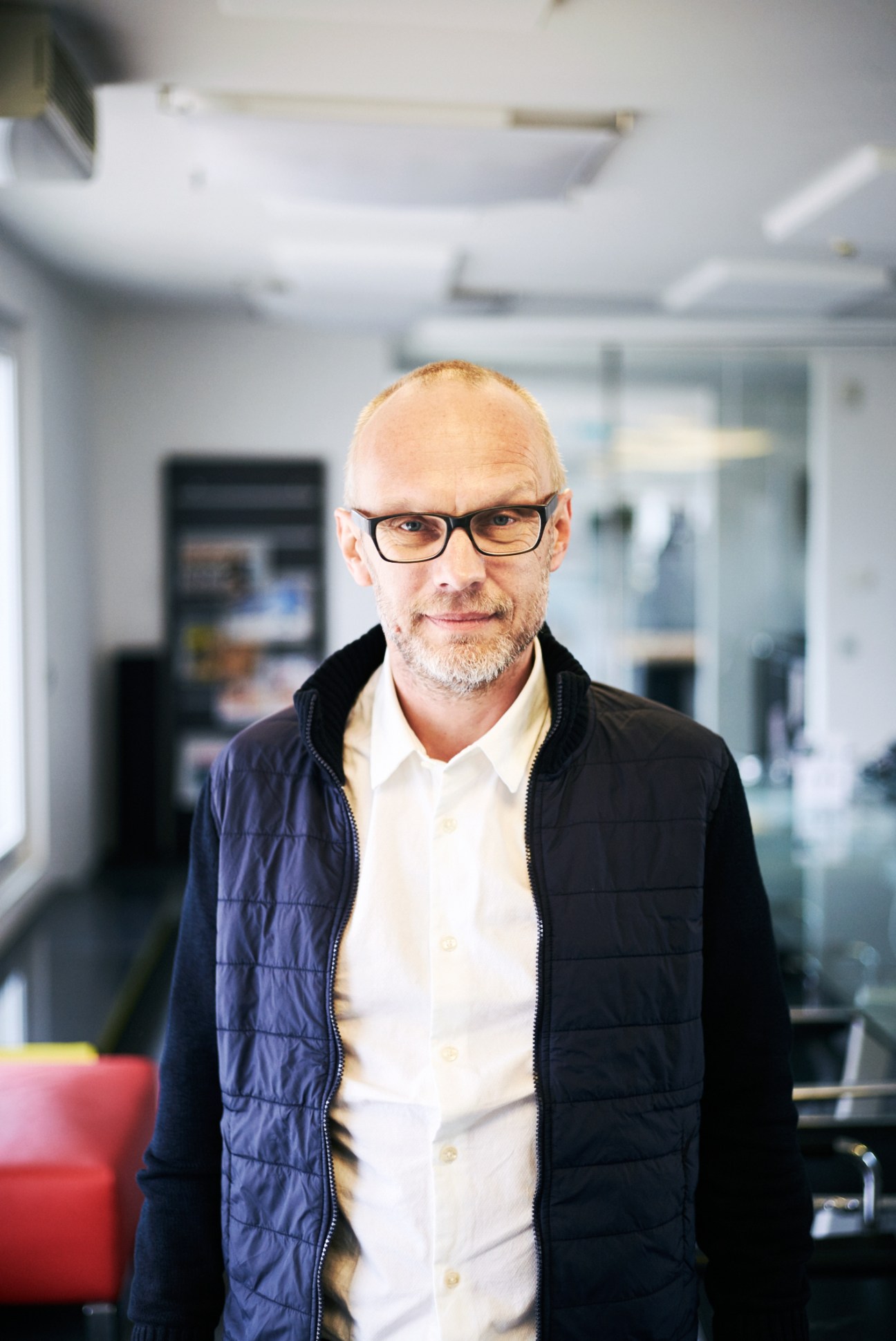 Andreas Kornhofer, editor in chief of Servus in Stadt & Land magazine, standing in an office.