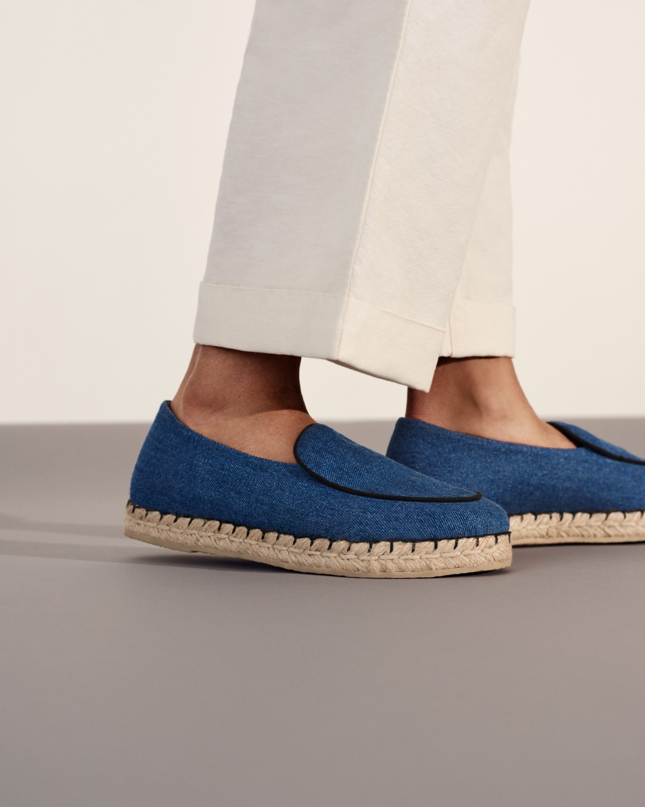 Person wearing cream trousers by Massimo Alba and blue espadrille shoes by Solovière