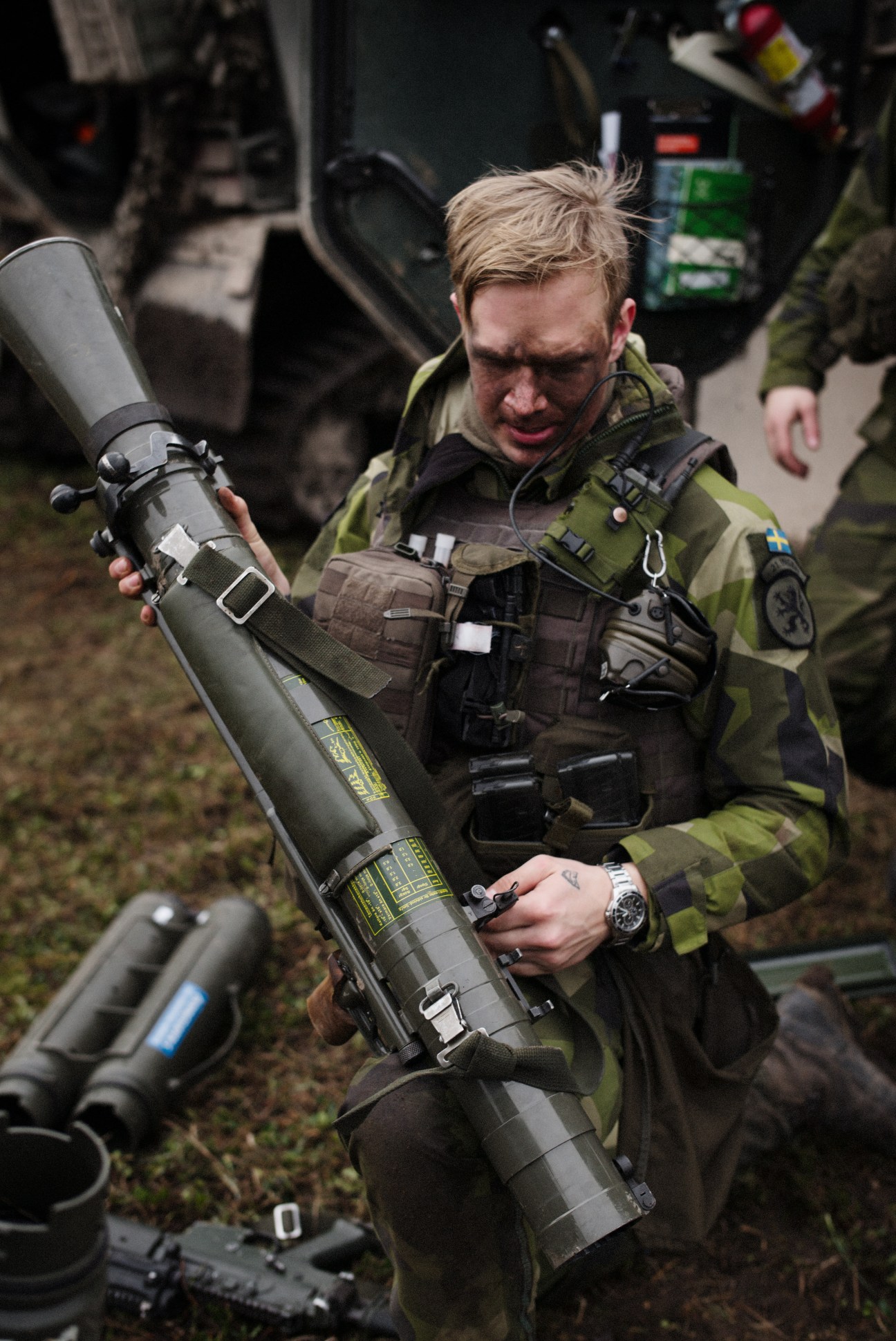 Swedish soldier in camouflage uniform holding a recoilless rifle during military training on Gotland.