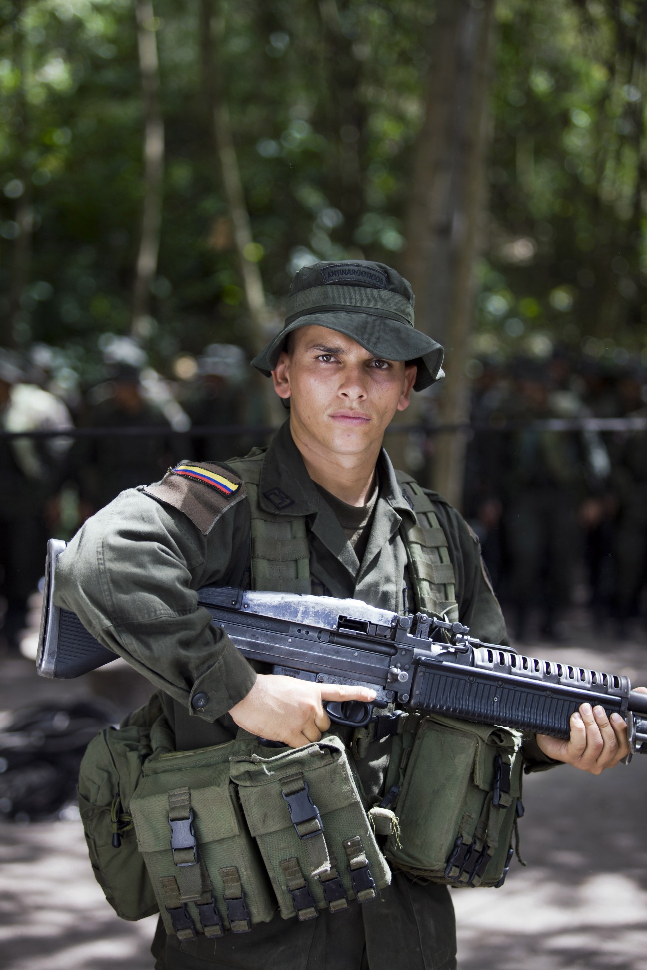 Colombian police officer in uniform holding an assault rifle during training.