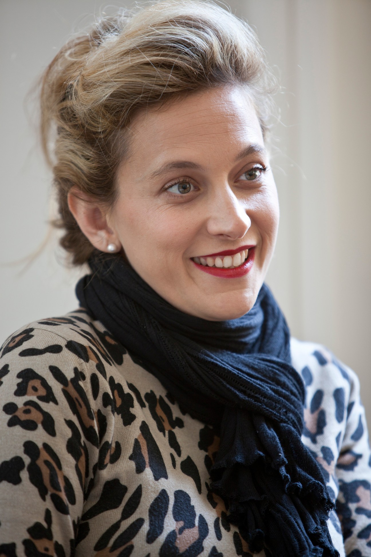 Portrait of Inbal Raz-Rotbard, an architect and Noga resident, smiling at the camera.