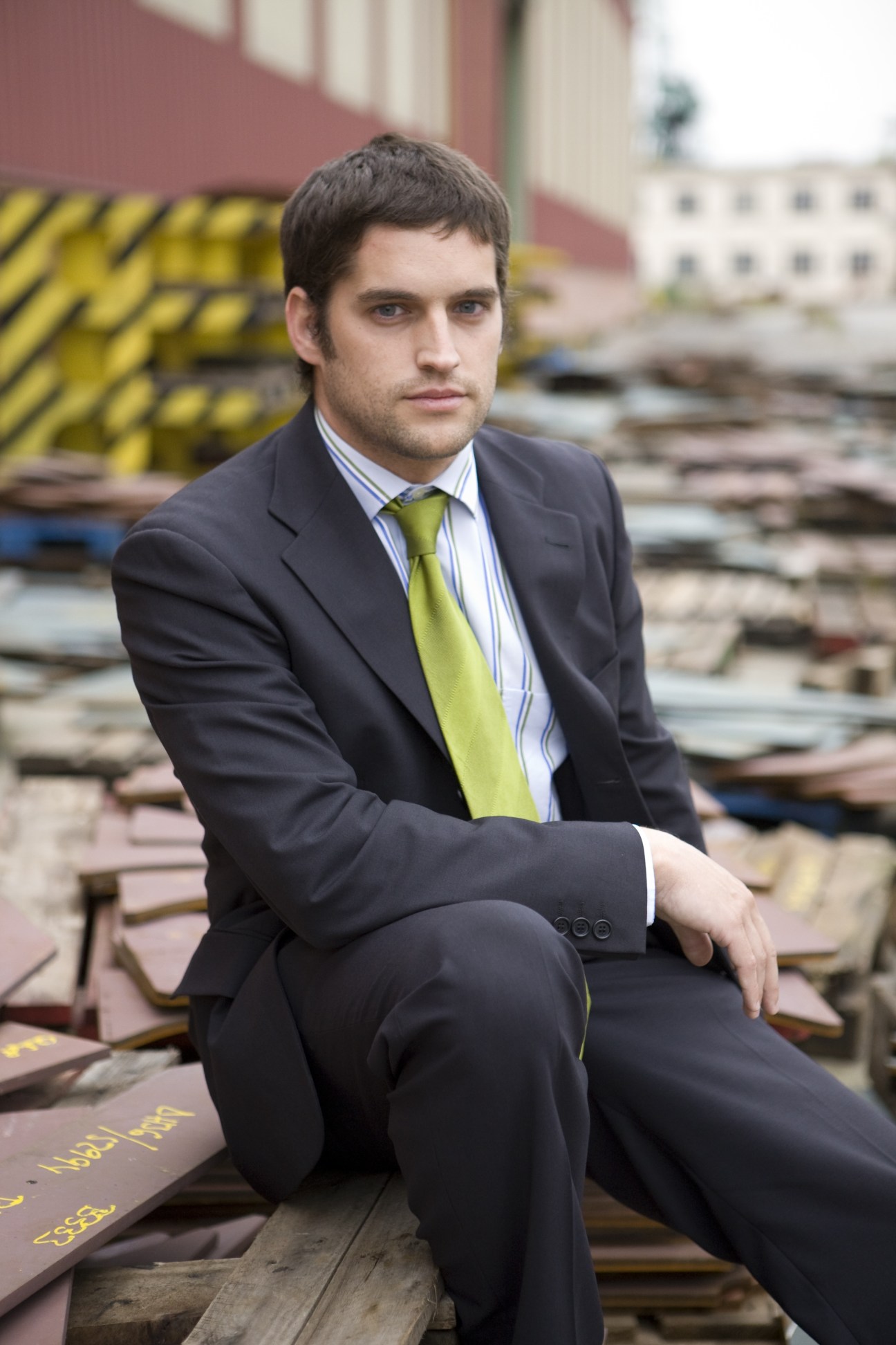 La Naval cost estimator Alberto Vall seated at a shipyard with steel materials in background.