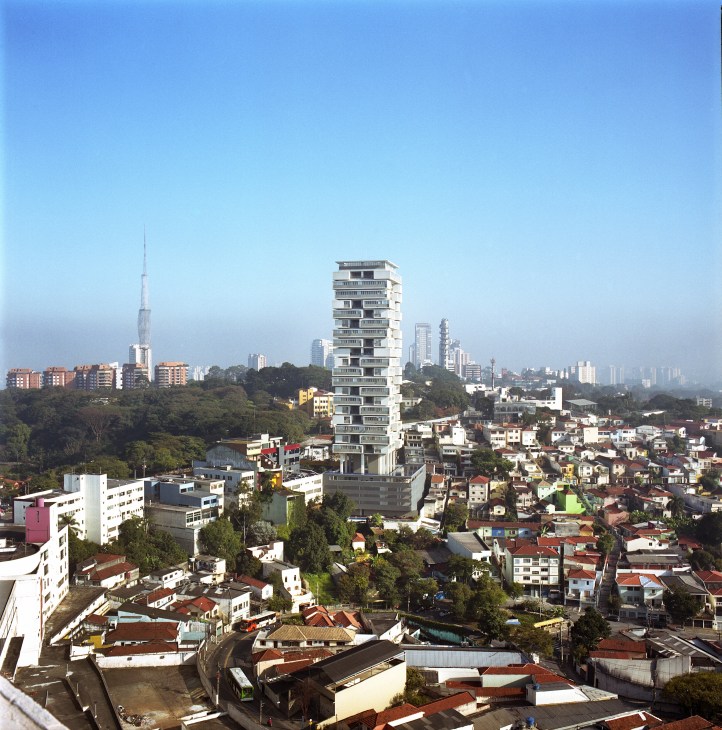 360º Building stands prominently in São Paulo's Alto da Lapa neighbourhood with cityscape and green hills beyond.