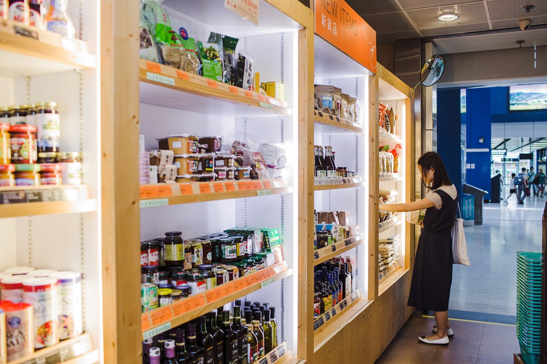 Farm Fresh 330 grocery store interior with shelves of organic products and a customer shopping.