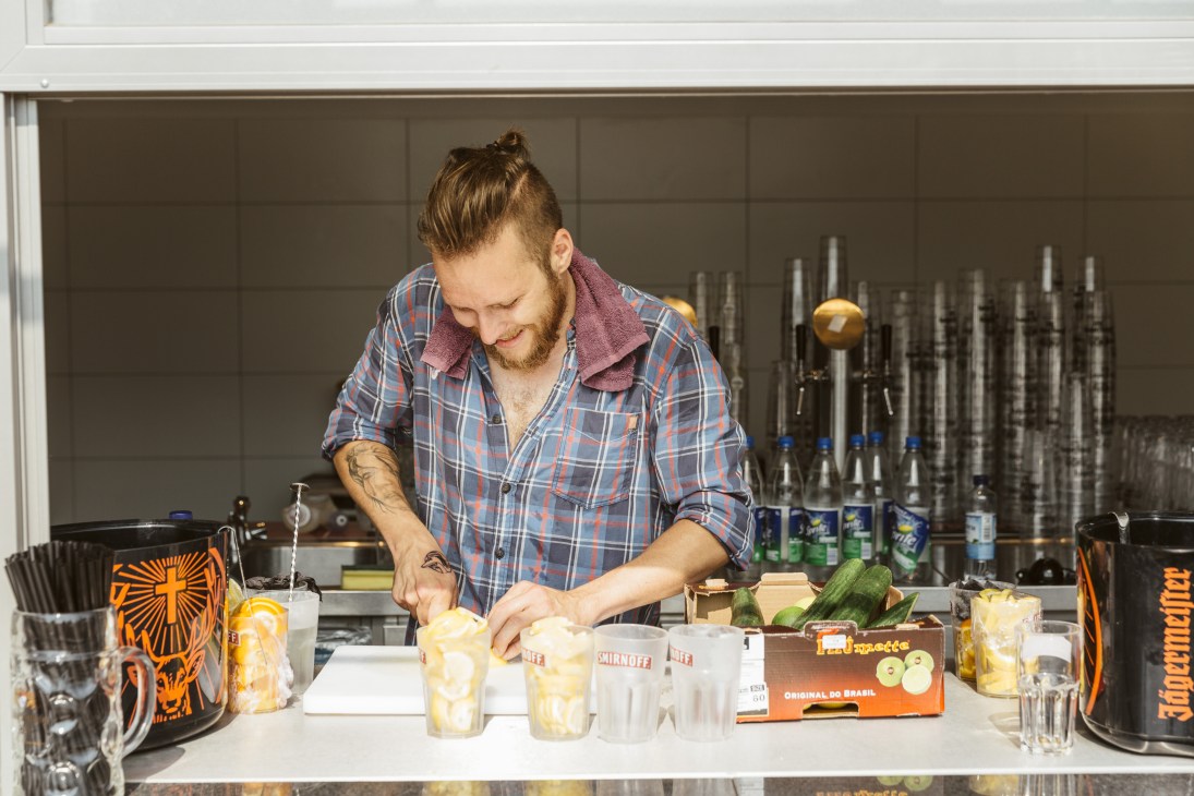 Bartender preparing a cocktail at Haubentaucher pool venue in Berlin.