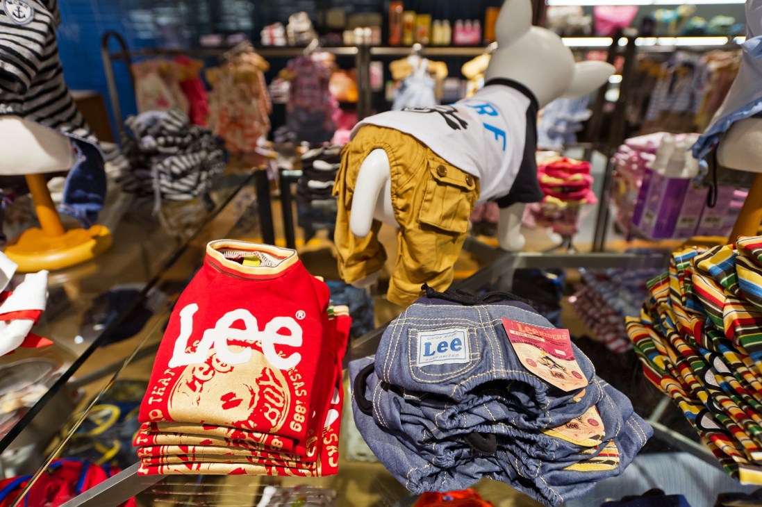 Lee denim jeans and other dog apparel displayed on mannequins at Hannari pet store.
