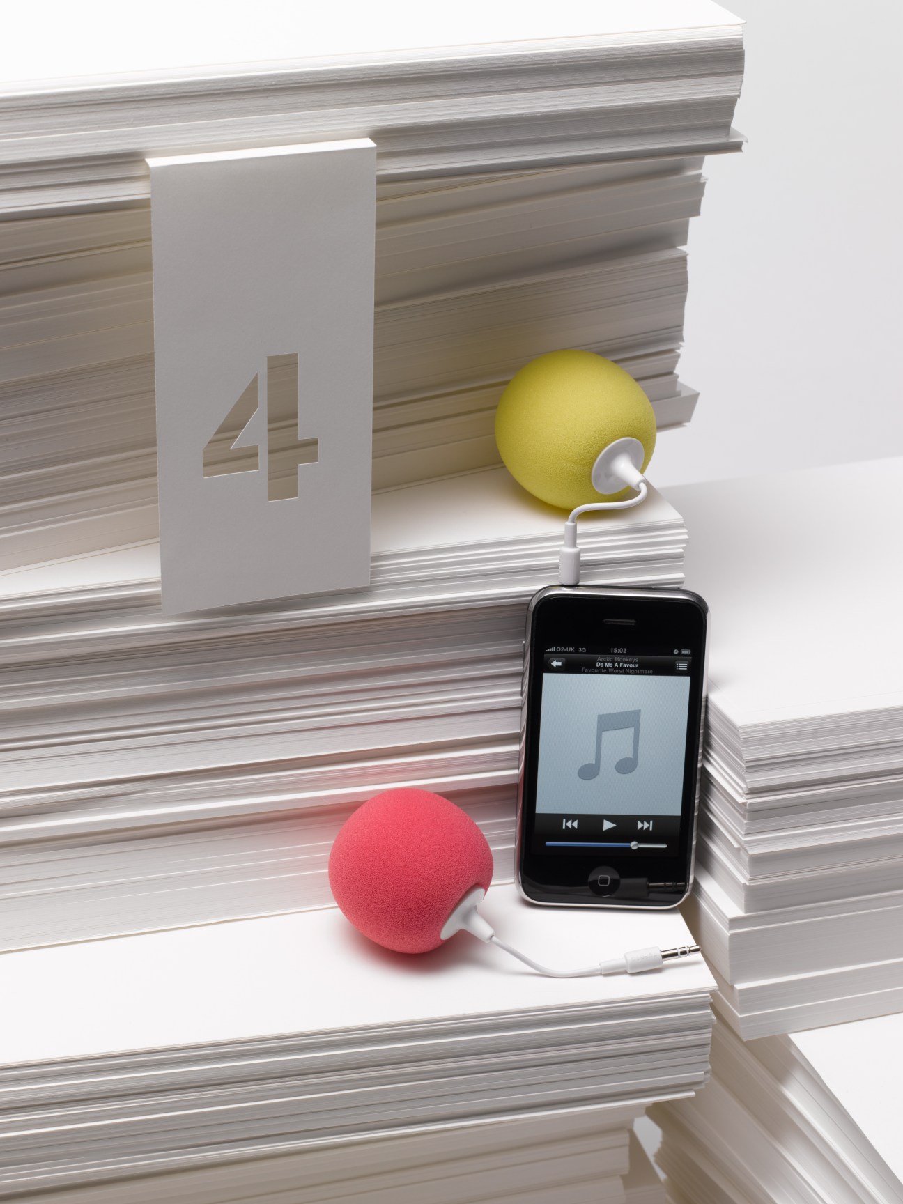 Yuen'to balloon speakers in pink and yellow connected to a smartphone displaying music player controls.