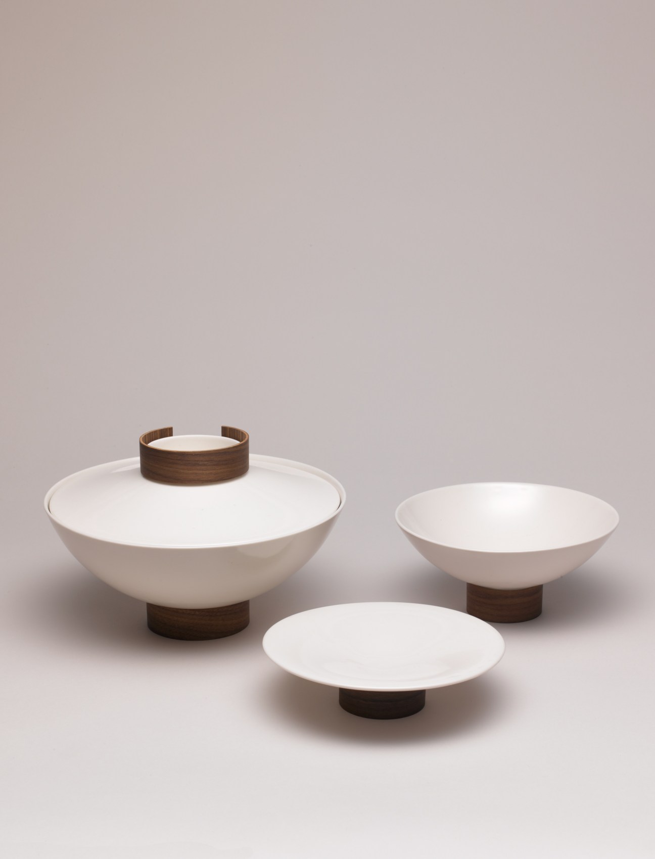 Tonfisk tableware bowls with white ceramic and oak-rimmed wooden bases, including a covered serving bowl.