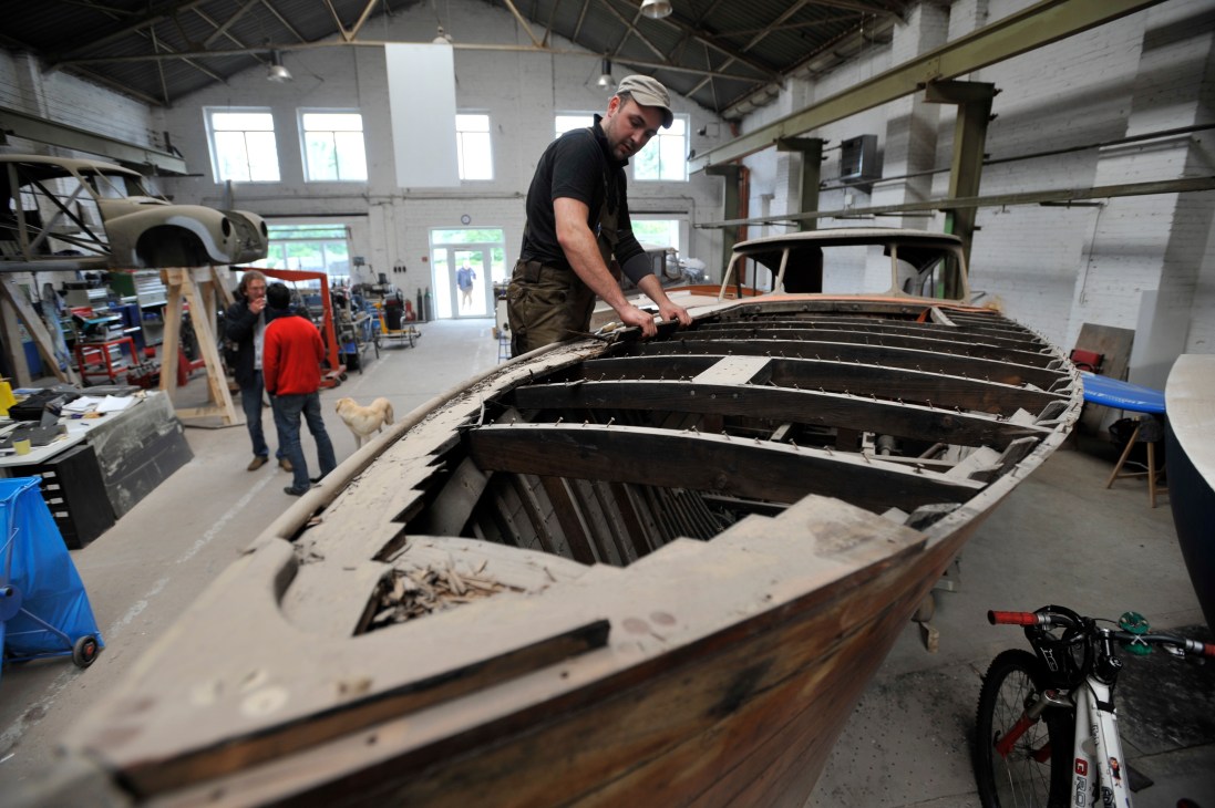 Craftsman restoring a wooden-hull motorboat at Berlin shipyard Klink & Krüger.
