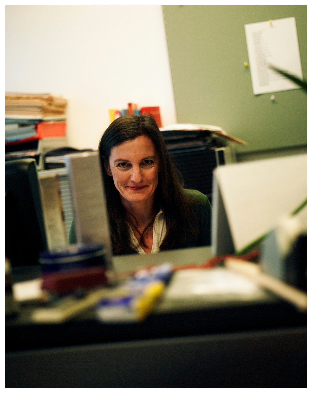 Journalist Karin Pollak at her desk in Der Standard's editorial office.