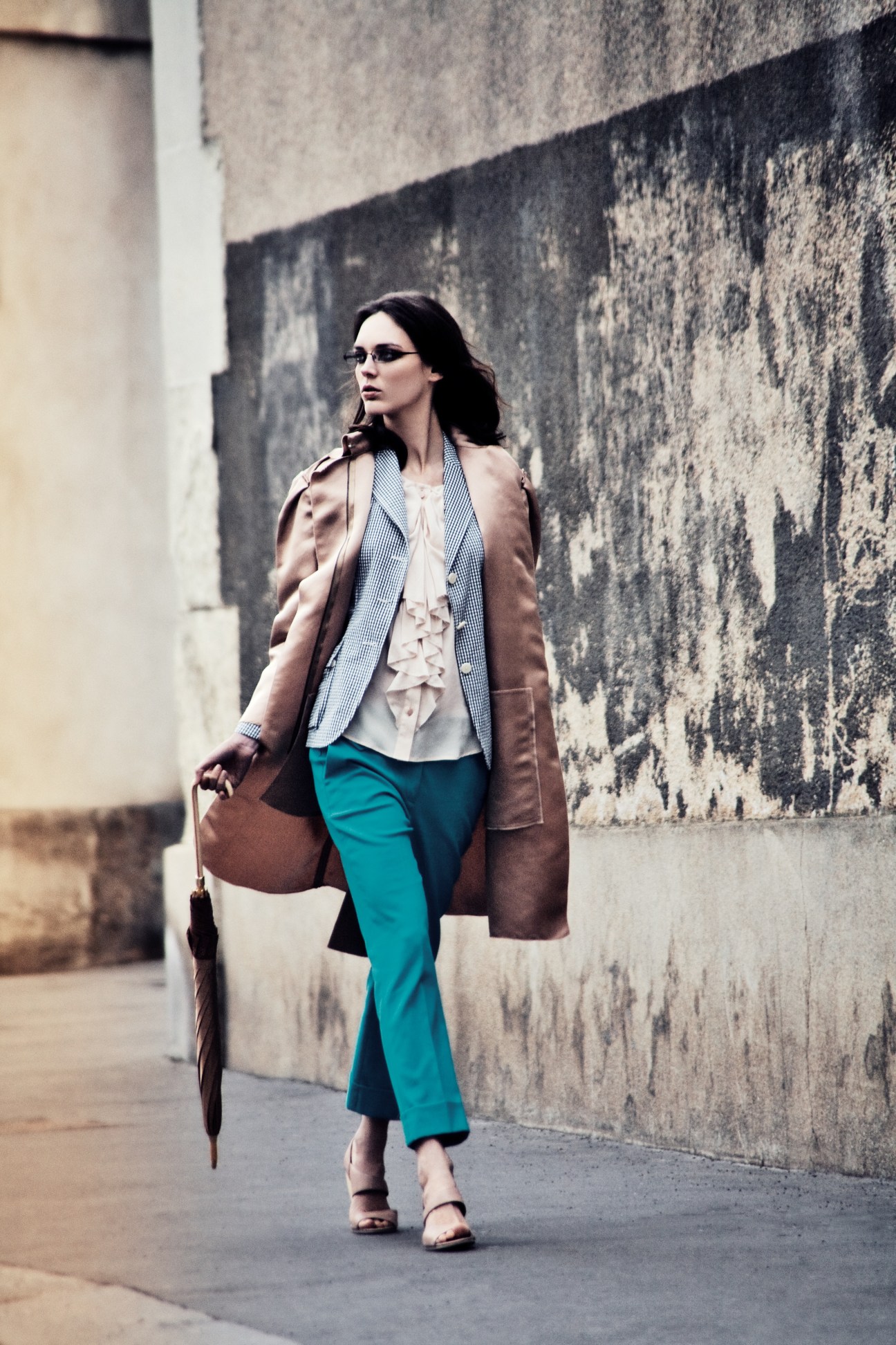 Woman wearing Gucci suit, Tonello shirt and Louis Vuitton bag walking on Paris street.