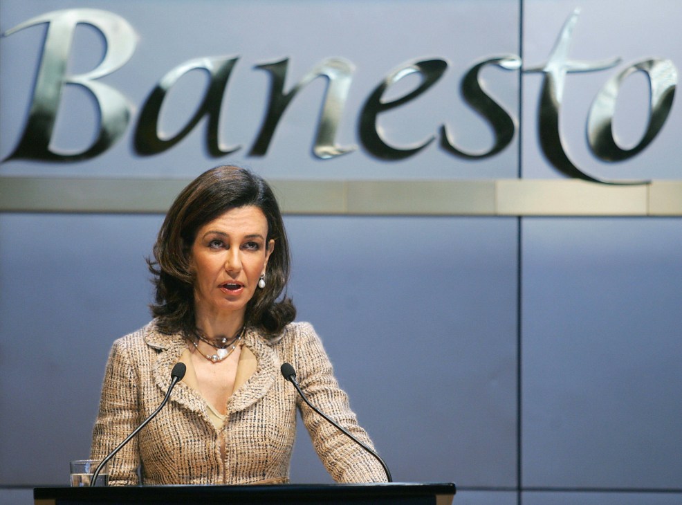 Ana Patricia Botín speaks at a podium with Banesto branding behind her.