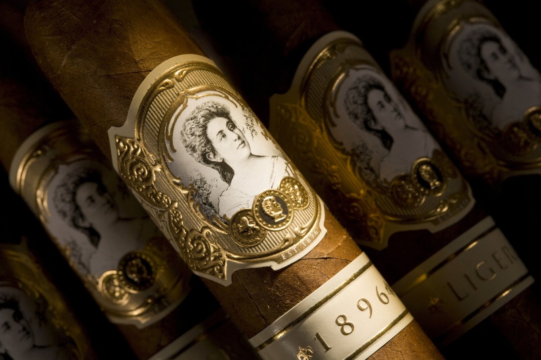 La Palina cigars with gold bands featuring a woman's portrait and "1896" marking.