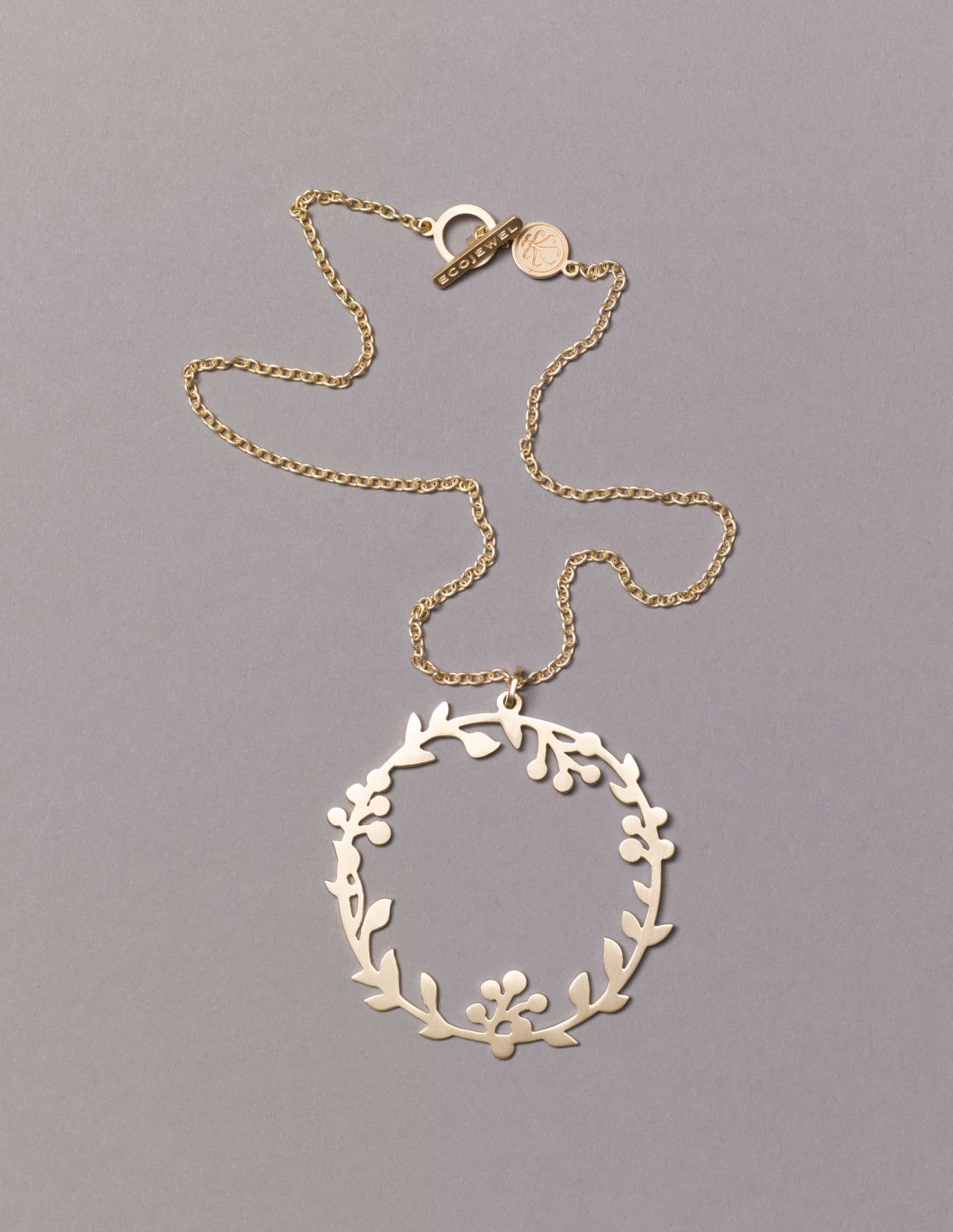 Gold chain necklace with delicate leaf-motif pendant from Ecojewel by Osano Srl.