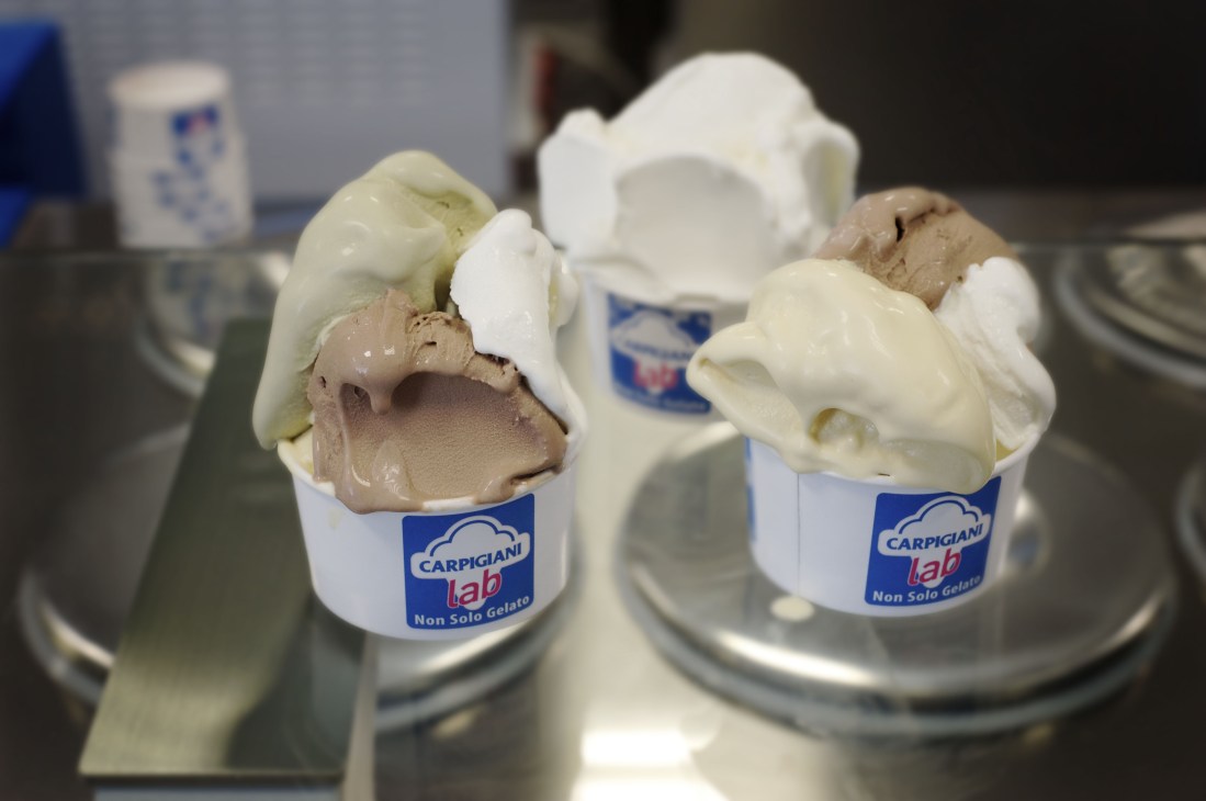 Student-made gelato samples in Carpigiani lab cups showing vanilla and chocolate flavors.