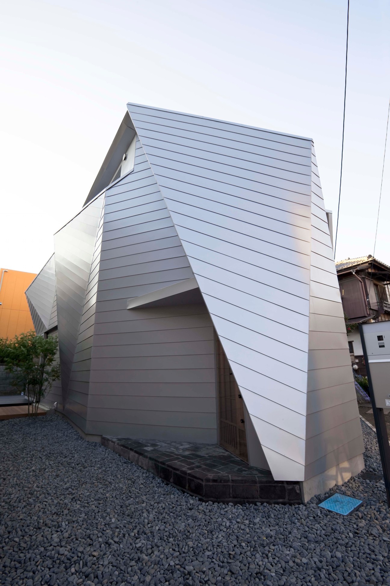 Modern building with angular white slatted exterior facade in Hayama, Japan, designed by Yasuhiro Yamashita.