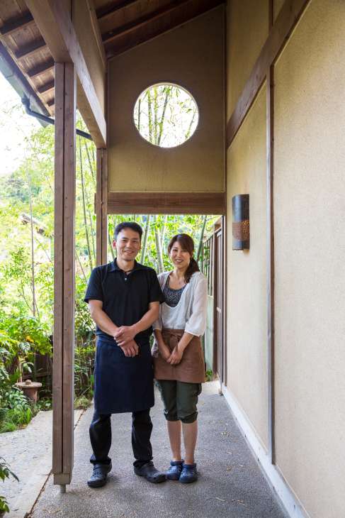 Owner-chef Yoshinari Someya and his wife Yukari stand in a wooden corridor at Kinugawa Takeyabu soba restaurant.