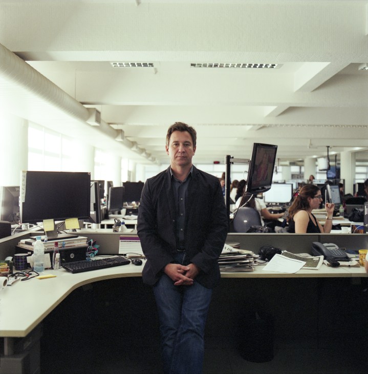 Fernando Canzian, special reporter, standing at his desk in the Folha de S.Paulo newsroom.