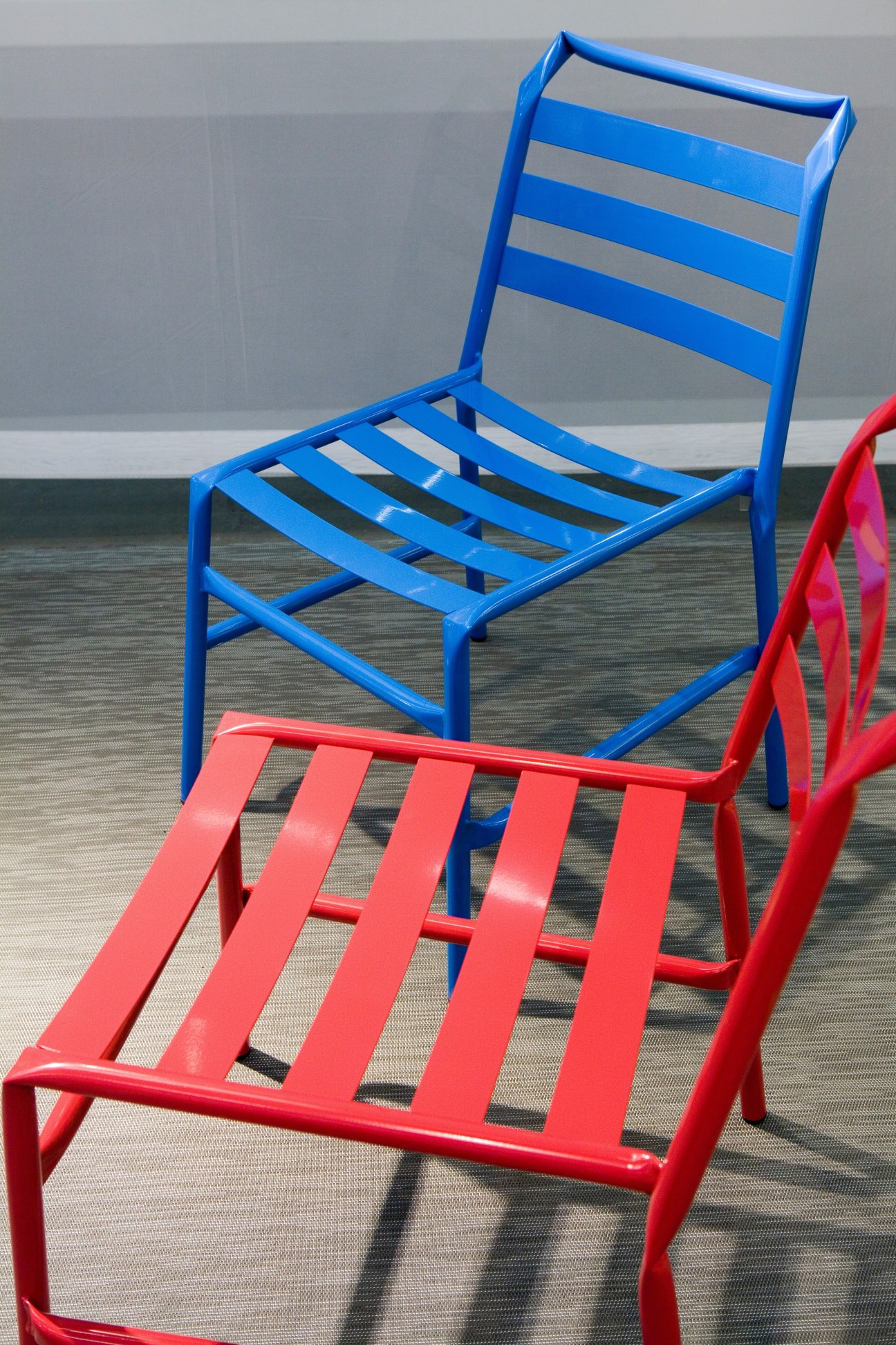 Straw chair by Osko+Deichmann in bright blue and red steel tube construction.