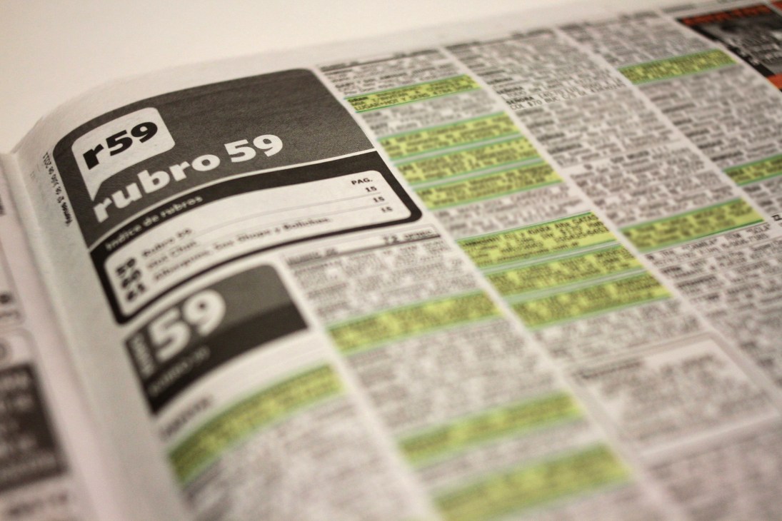 Magazine spread showing Rubro 59 classified ads section with green highlighted listings.