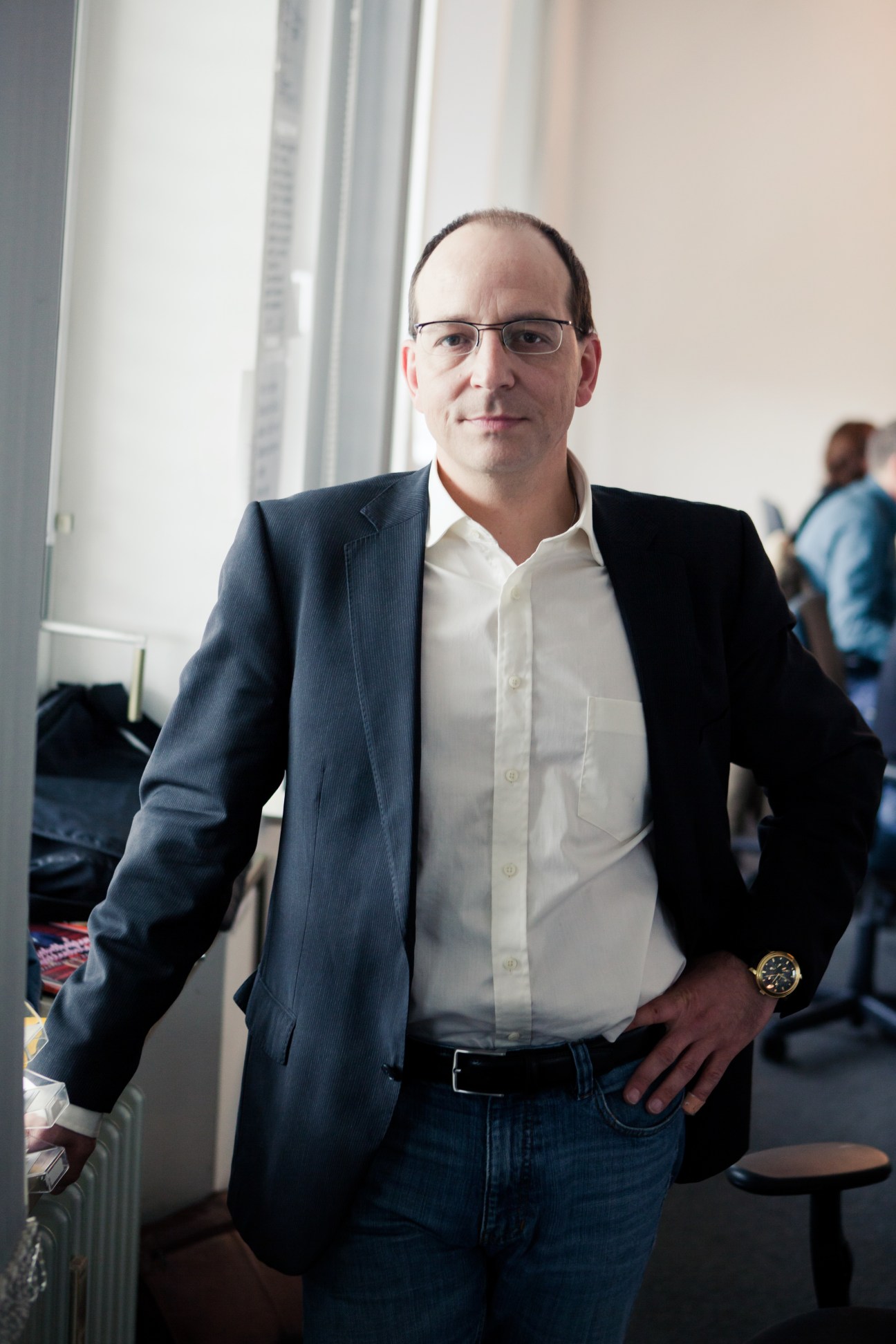 Rüdiger Ditz, editor-in-chief of Spiegel Online, stands in an office wearing glasses, a dark blazer and white shirt.