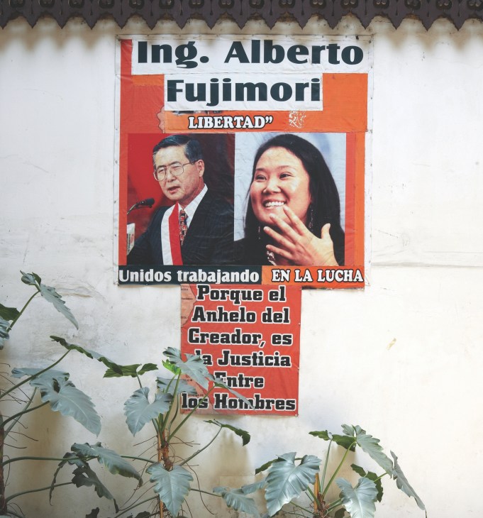Political poster featuring Alberto and Keiko Fujimori with Spanish text calling for freedom and justice.