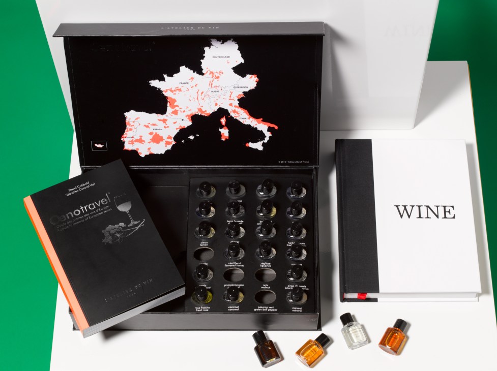 Oenotravel wine aroma kit with map display, 24 aroma flasks, instruction booklet, and Wine book.