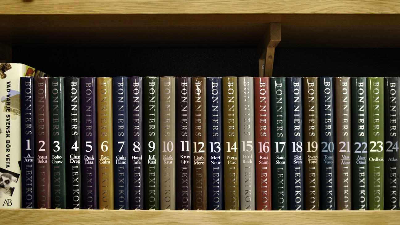 A shelf displaying a complete set of Bonnier's classic encyclopedia volumes numbered 1-24 with gold lettering on colorful spines.