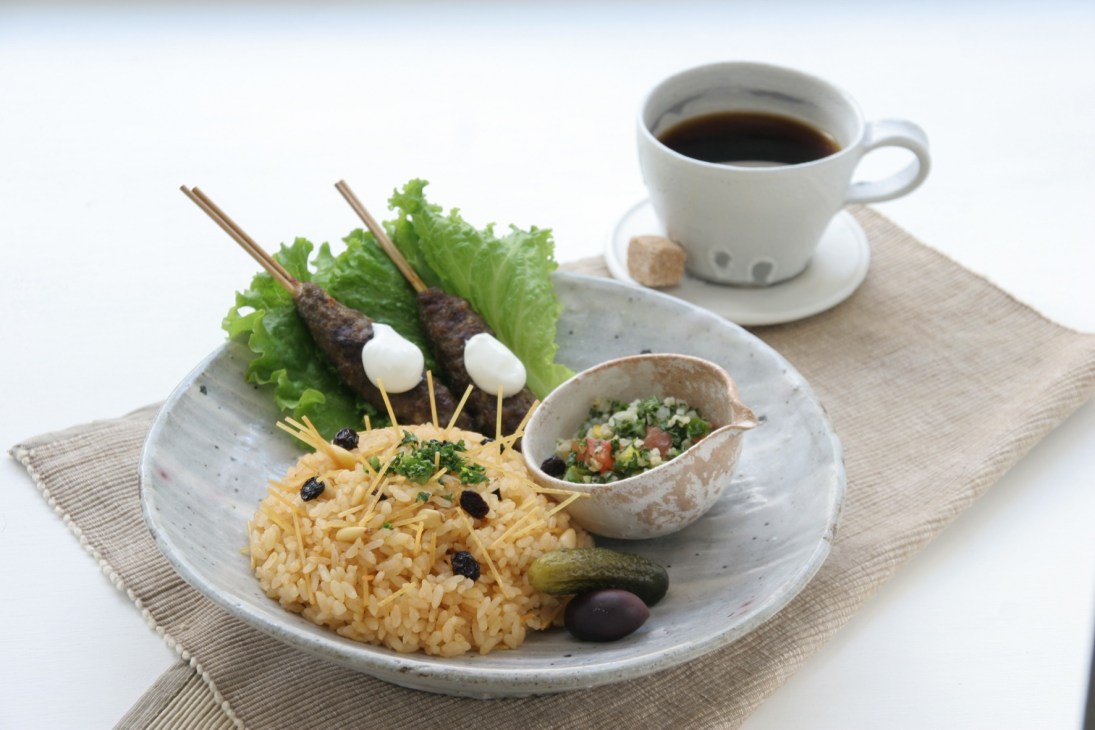 Artfully plated Lebanese-inspired lunch with rice, skewered ingredients, and fresh vegetables served at Art + Eat café in Tokyo.