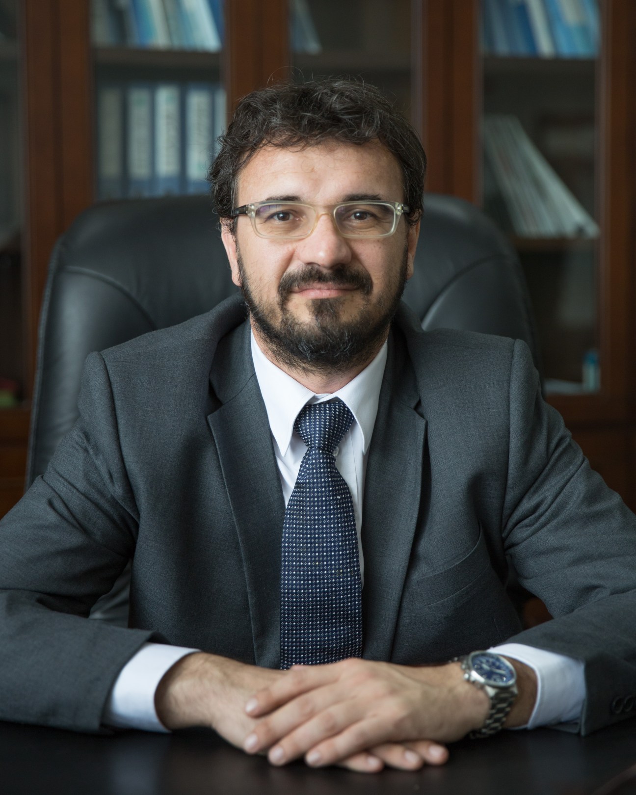 Maurizio Giansiracusa, deputy general manager of Saic-Iveco, seated at a desk wearing a dark suit and blue tie.