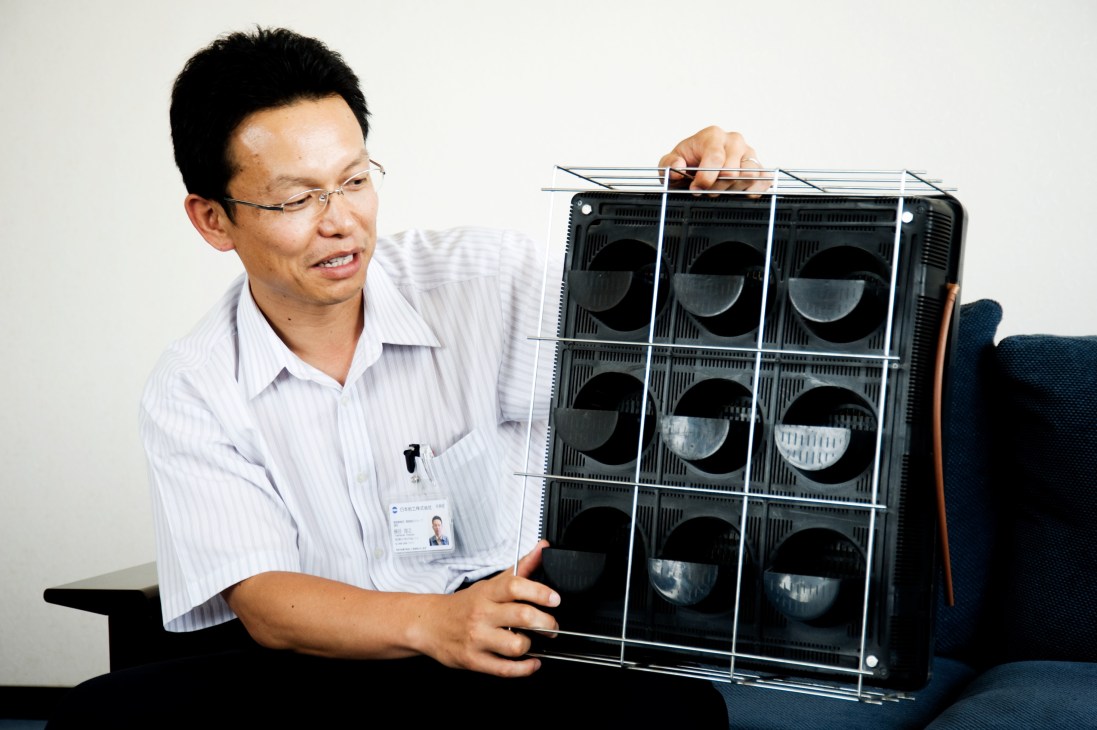 Toshiyuki Hosoya displays a black planting unit with nine soil pockets arranged in a 3x3 grid.