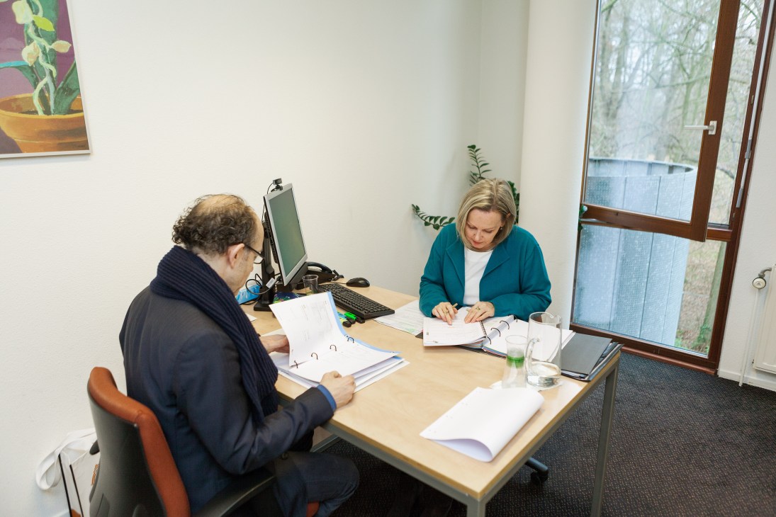 A German art historian in a one-on-one language lesson with his Dutch teacher at Regina Coeli.